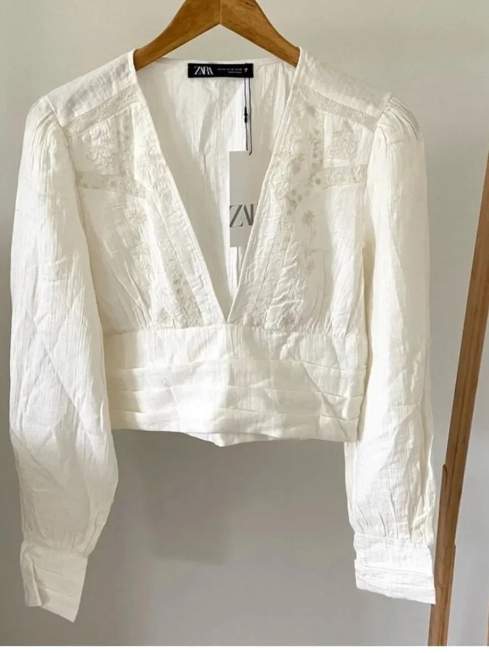 NEW Zara NWT off white cream embroidered V-neck cropped top  🚨FIRM PRICE